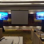 Meeting yang Mengesankan: Sewa TV 65″ dan 70″ di Jakarta Hotel