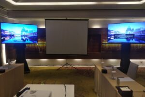 Meeting yang Mengesankan: Sewa TV 65″ dan 70″ di Jakarta Hotel